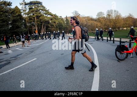 Illustration prise après le festival de la Boum Fake d'hier et la manifestation au Bois de la Cambre - Ter Kamerenbos, à Bruxelles, vendredi 02 avril Banque D'Images