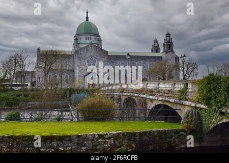 Cathédrale de Galway depuis le pont du fleuve Corrid, Galway, Irlande Banque D'Images