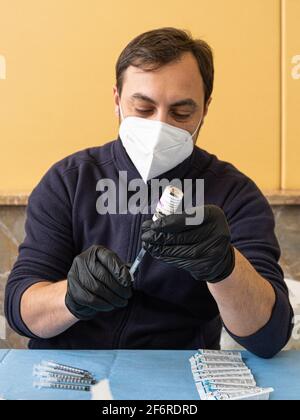 Naples, Italie. 02 avril 2021. Un infermiere prepara le dosi del vaccino da somministrare durante Vaccinazioni Covid-19 en Campanie, Servizio en Napoli, Italia, 02 aprile 2021 crédit: Independent photo Agency/Alay Live News Banque D'Images