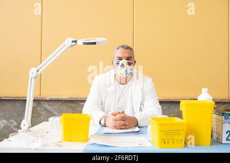 Naples, Italie. 02 avril 2021. Un infermiere incaricato di preparare le dosi di vaccino durante Vaccinazioni Covid-19 en Campanie, Servizio en Napoli, Italia, 02 aprile 2021 crédit: Independent photo Agency/Alay Live News Banque D'Images