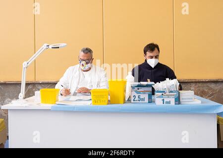 Naples, Italie. 02 avril 2021. Due infermieri préparaano le dosi di vaccino AstraZeneca durante Vaccinazioni Covid-19 en Campanie, Servizio en Napoli, Italia, 02 aprile 2021 Credit: Independent photo Agency/Alay Live News Banque D'Images