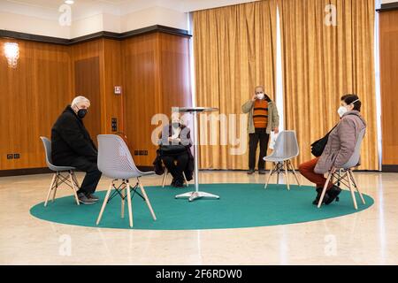 Naples, Italie. 02 avril 2021. Person in attesa al Vaccine Center durante Vaccinazioni Covid-19 in Campania, Servizio in Napoli, Italia, 02 aprile 2021 crédit: Independent photo Agency/Alay Live News Banque D'Images