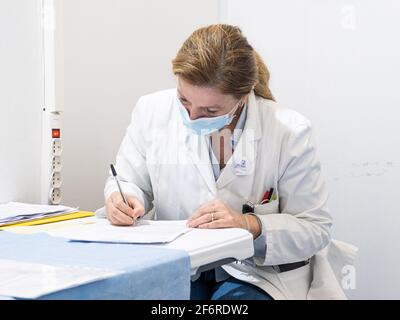 Naples, Italie. 02 avril 2021. Infermiera impegnata nella gestione delle prenotazioni al Vaccine Center durante Vaccinazioni Covid-19 en Campanie, Servizio à Napoli, Italia, 02 aprile 2021 Credit: Independent photo Agency/Alamy Live News Banque D'Images