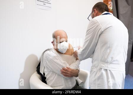 Naples, Italie. 02 avril 2021. Un signore riceve la prima dose di vaccino Pfizer. durante Vaccinazioni Covid-19 en Campanie, Servizio en Napoli, Italia, 02 aprile 2021 crédit: Independent photo Agency/Alay Live News Banque D'Images