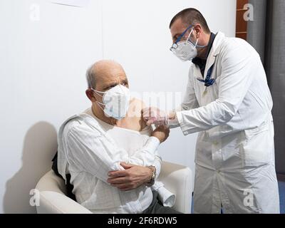 Naples, Italie. 02 avril 2021. Un signore riceve la prima dose di vaccino Pfizer durante Vaccinazioni Covid-19 en Campanie, Servizio en Napoli, Italia, 02 aprile 2021 Credit: Independent photo Agency/Alay Live News Banque D'Images