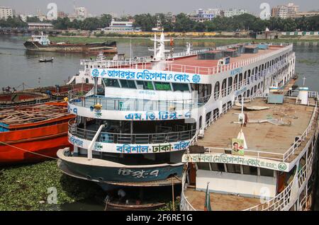 Dhaka, Bangladesh - 27 octobre 2018 : le fleuve Buriganga est toujours occupé par des bateaux en bois et des ferries pour passagers Banque D'Images