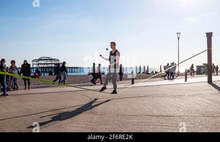 Brighton UK 2 avril 2021 - UN marcheur en corde raide profite du soleil de fin d'après-midi sur le front de mer de Brighton le vendredi Saint, mais les prévisions sont pour un temps beaucoup plus froid lundi avec de la neige prévue pour certaines régions du Royaume-Uni : Credit Simon Dack / Alay Live News Banque D'Images