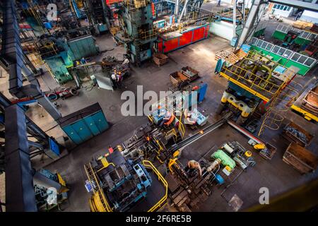 Panorama d'atelier de l'usine de production de roulements. Pièces de chemin de roulement rouge-chaud de production sur la chaîne de convoyeur. Stepnogorsk, Kazakhstan. Banque D'Images