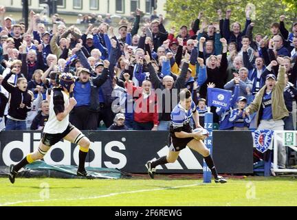 BATH V NEWCASTLE 10/5/2003 tom voyce marque sa 1ère tentative PHOTO DAVID ASHDOWN Banque D'Images