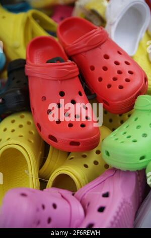 Chaussures colorées au marché aux puces Banque D'Images