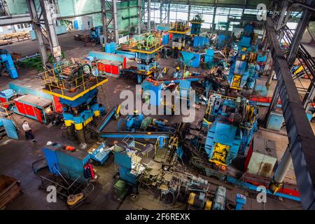 Usine de production de roulements. Panorama de l'atelier. Production de pièces de chemin de roulement rouge-chaud sur la ligne de convoyeur.Stepnogorsk, Kazakhstan Banque D'Images