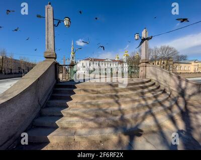 Russie, Saint-Pétersbourg, le 01 avril 2021 : clocher de la cathédrale navale de Saint-Nicolas en une journée ensoleillée de printemps, une dérive de glace sur Kryukov et Griboyedov Banque D'Images