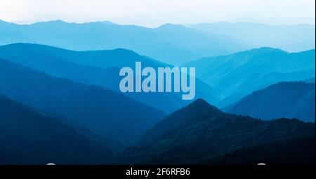 Panorama des montagnes bleues. Belle lumière de lever de soleil sur fond. Photographie de paysage Banque D'Images