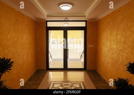 couloir dans le bâtiment, murs blancs et fenêtres Banque D'Images