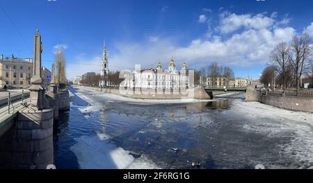 Russie, Saint-Pétersbourg, le 01 avril 2021 : clocher de la cathédrale navale de Saint-Nicolas en une journée ensoleillée de printemps, une dérive de glace sur Kryukov et Griboyedov Banque D'Images