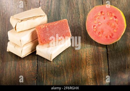 Dessert brésilien goiabada avec goiaba frais sur table en bois - Psidium guajava Banque D'Images