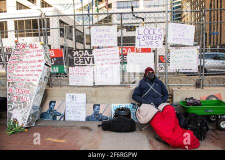 Les manifestants manifestent à l'extérieur du centre gouvernemental du comté de Hennepin pendant le procès de Derek Chauvin le 1er avril 2021 à Minneapolis, Minnesota. Photo : Chris Tuite/ImageSPACE/MediaPunch Banque D'Images