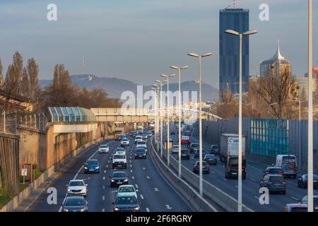 Wien, Vienne: Autoroute Donauuferautobahn A22, DC Tower 1, voitures en 22. Donaustadt, Wien, Autriche Banque D'Images