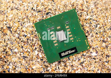 Timisoara, Roumanie - 18 octobre 2020 : gros plan d'un processeur AMD Athlon 2700+ AXDA2700DKV3D, 2700 MHz, prise A avec du sable en arrière-plan. Banque D'Images