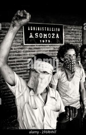 Un partisan sandiniste rebelle adolescent lève avec insatiflance une grenade de contact maison à Masaya, au Nicaragua. Guerre civile au Nicaragua - 1978. Banque D'Images