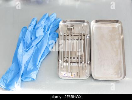 Instruments dentaires et gants médicaux sur la table. Photo de haute qualité Banque D'Images