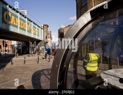Un marshall en service sur un marché Camden presque vide en raison d'un confinement pour prévenir la propagation de la pandémie du coronavirus à Londres, Angleterre, Royaume-Uni. Banque D'Images