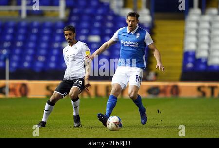 Lukas Jutkiewicz (à droite) de Birmingham City et Kyle Naughton de Swansea City lors du match du championnat Sky Bet au stade St Andrews trillion Trophy, à Birmingham. Date de la photo : vendredi 2 avril 2021. Voir l'histoire de PA: FOOTBALL Birmingham. Le crédit photo devrait être le suivant : Zac Goodwin/PA Wire. RESTRICTIONS : UTILISATION ÉDITORIALE UNIQUEMENT utilisation non autorisée avec des fichiers audio, vidéo, données, listes de présentoirs, logos de clubs/ligue ou services « en direct ». Utilisation en ligne limitée à 120 images, pas d'émulation vidéo. Aucune utilisation dans les Paris, les jeux ou les publications de club/ligue/joueur unique. Banque D'Images