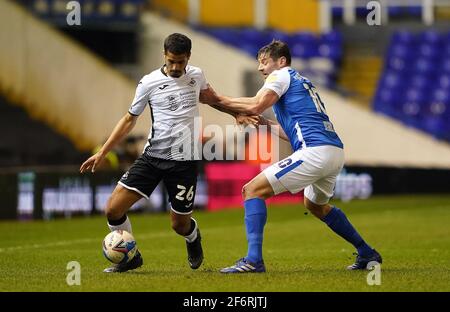 Lukas Jutkiewicz (à droite) de Birmingham City et Kyle Naughton de Swansea City se battent pour le ballon lors du match du championnat Sky Bet au stade St Andrews trillion Trophy, à Birmingham. Date de la photo : vendredi 2 avril 2021. Voir l'histoire de PA: FOOTBALL Birmingham. Le crédit photo devrait être le suivant : Zac Goodwin/PA Wire. RESTRICTIONS : UTILISATION ÉDITORIALE UNIQUEMENT utilisation non autorisée avec des fichiers audio, vidéo, données, listes de présentoirs, logos de clubs/ligue ou services « en direct ». Utilisation en ligne limitée à 120 images, pas d'émulation vidéo. Aucune utilisation dans les Paris, les jeux ou les publications de club/ligue/joueur unique. Banque D'Images