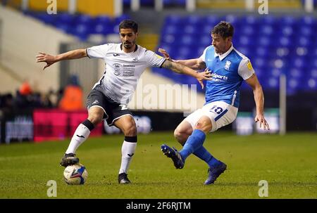 Lukas Jutkiewicz (à droite) de Birmingham City et Kyle Naughton de Swansea City se battent pour le ballon lors du match du championnat Sky Bet au stade St Andrews trillion Trophy, à Birmingham. Date de la photo : vendredi 2 avril 2021. Voir l'histoire de PA: FOOTBALL Birmingham. Le crédit photo devrait être le suivant : Zac Goodwin/PA Wire. RESTRICTIONS : UTILISATION ÉDITORIALE UNIQUEMENT utilisation non autorisée avec des fichiers audio, vidéo, données, listes de présentoirs, logos de clubs/ligue ou services « en direct ». Utilisation en ligne limitée à 120 images, pas d'émulation vidéo. Aucune utilisation dans les Paris, les jeux ou les publications de club/ligue/joueur unique. Banque D'Images