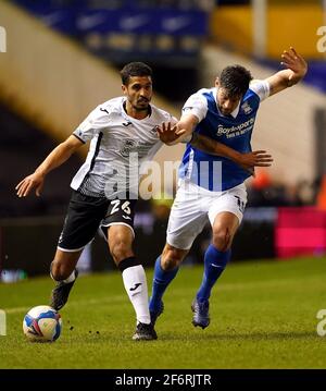 Lukas Jutkiewicz (à droite) de Birmingham City et Kyle Naughton de Swansea City se battent pour le ballon lors du match du championnat Sky Bet au stade St Andrews trillion Trophy, à Birmingham. Date de la photo : vendredi 2 avril 2021. Voir l'histoire de PA: FOOTBALL Birmingham. Le crédit photo devrait être le suivant : Zac Goodwin/PA Wire. RESTRICTIONS : UTILISATION ÉDITORIALE UNIQUEMENT utilisation non autorisée avec des fichiers audio, vidéo, données, listes de présentoirs, logos de clubs/ligue ou services « en direct ». Utilisation en ligne limitée à 120 images, pas d'émulation vidéo. Aucune utilisation dans les Paris, les jeux ou les publications de club/ligue/joueur unique. Banque D'Images