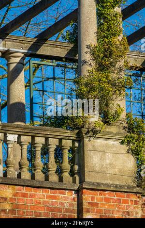 Magnifique jardin Edwardian Hampstead Hill et Pergola qui faisait autrefois partie de Sir William Leverhulme Inverforth House et qui fait maintenant partie de Hampstead Heath, Londres Banque D'Images