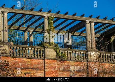 Magnifique jardin Edwardian Hampstead Hill et Pergola qui faisait autrefois partie de Sir William Leverhulme Inverforth House et qui fait maintenant partie de Hampstead Heath, Londres Banque D'Images