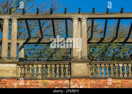 Magnifique jardin Edwardian Hampstead Hill et Pergola qui faisait autrefois partie de Sir William Leverhulme Inverforth House et qui fait maintenant partie de Hampstead Heath, Londres Banque D'Images