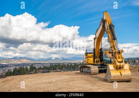 Une grande pelle minière hydraulique à sable au sommet d'une montagne de terre sur une colline à Liberty Lake, Washington, États-Unis Banque D'Images