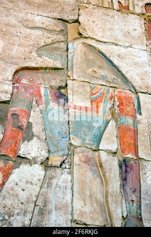 Une sculpture hiéroglyphique de couleur géante de l'ancien dieu égyptien Khnum. Photographié avec une tête de bélier, on croit que le dieu a créé la vie sur son pot Banque D'Images