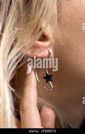 Contour d'oreille pour femme. La bijouterie est un mariage. L'image de la mariée. Banque D'Images