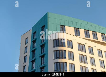 Élément de construction d'un immeuble d'appartements dans la ville. Maison d'appartement. Banque D'Images