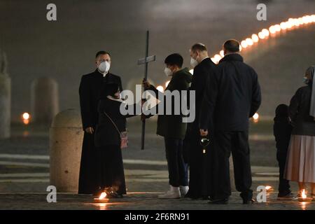 Rome, Italie, 2 avril, 2021 les enfants portent la croix sur le Sacrato Di San Pietro pendant la via Crucis sur la place Saint-Pierre Credit:Roberto Ramaccia/Alay Live News Banque D'Images