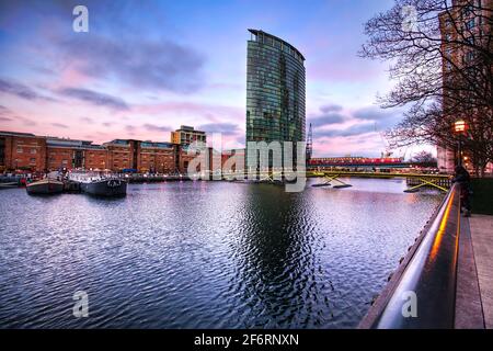 West India Quay, un quartier animé de restaurants et de bars à Canary Wharf dans les docklands de Londres. Banque D'Images