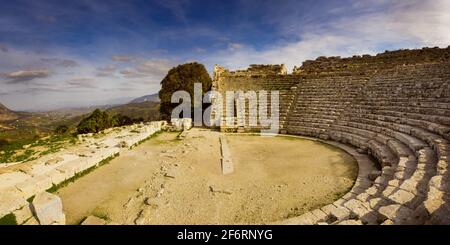 Vue panoramique vers Castelmare del Golfo depuis l'amphithéâtre de Segesta. Banque D'Images