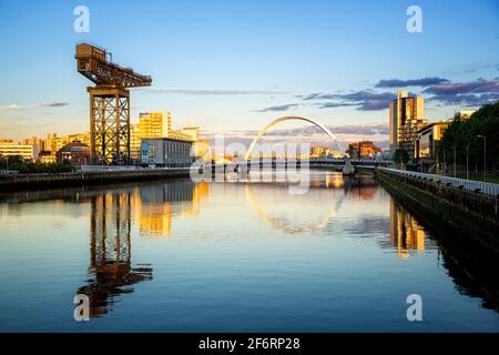 Vue depuis le pont de Bell à Glasgow au coucher du soleil, en direction de Clyde Arc et Finnieston Crane. Banque D'Images