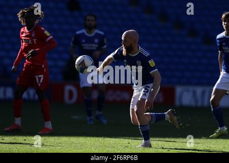 Cardiff, Royaume-Uni. 02 avril 2021. Jonny Williams de Cardiff (c) en action. Match de championnat EFL Skybet, Cardiff City et Nottingham Forest au Cardiff City Stadium de Cardiff, pays de Galles, le vendredi 2 avril 2021. Cette image ne peut être utilisée qu'à des fins éditoriales. Utilisation éditoriale uniquement, licence requise pour une utilisation commerciale. Aucune utilisation dans les Paris, les jeux ou les publications d'un seul club/ligue/joueur. photo par Andrew Orchard/Andrew Orchard sports Photography/Alamy Live News crédit: Andrew Orchard sports Photography/Alamy Live News Banque D'Images