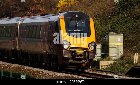 Train de cross-country passant par Cross Gates, Leeds. Banque D'Images