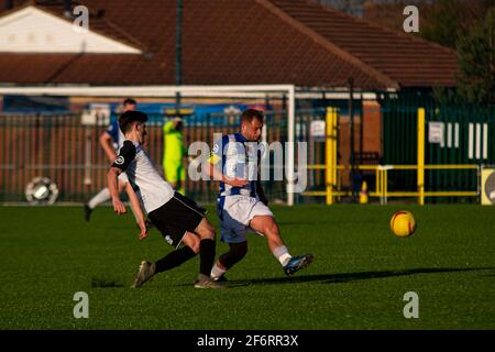 Le capitaine de Penybont Kane Owen en action Penybont contre le comté de Haverfordwest au parc Bryntirion dans le premier ministre de JD Cymru le 2 avril 2021. Lewis Mitchell Banque D'Images