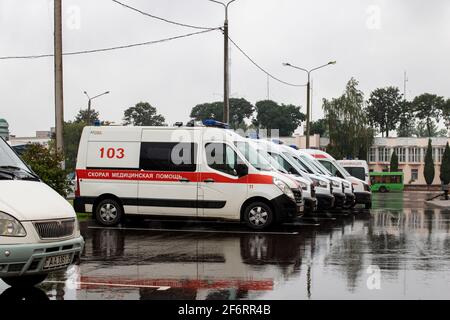 BIÉLORUSSIE, VITEBSK - 10 SEPTEMBRE 2020 : ambulances dans le parking de la clinique Banque D'Images