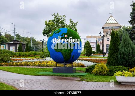 BIÉLORUSSIE, VITEBSK - 10 SEPTEMBRE 2020 : globe de sculptures dans la rue Banque D'Images