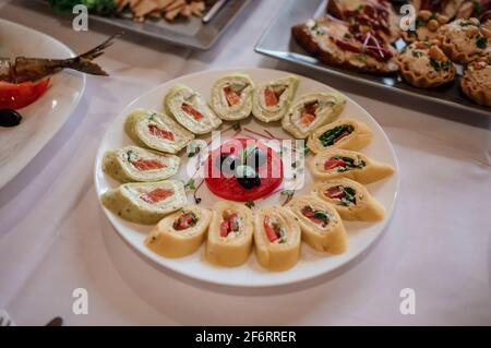 Différents types de viande tranchée avec des légumes. Repas festifs pour banquets. Menu du restaurant gastronomique. Arrière-plan blanc Banque D'Images