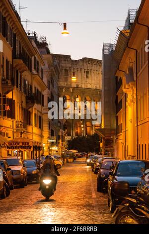 Rue romaine avec le colisée en arrière-plan la nuit à Rome, Italie en mars 2014. Banque D'Images