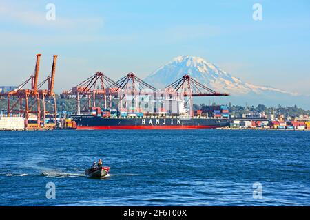 Journée du port de Seattle à mi-journée avec un navire et des grues de fret, washington, Etats-Unis Banque D'Images