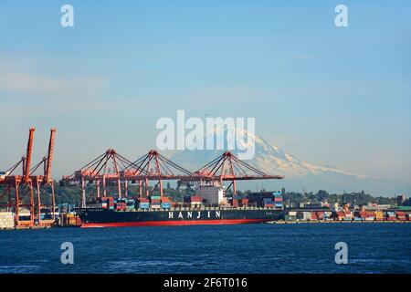 Journée du port de Seattle à mi-journée avec un navire et des grues de fret, washington, Etats-Unis Banque D'Images